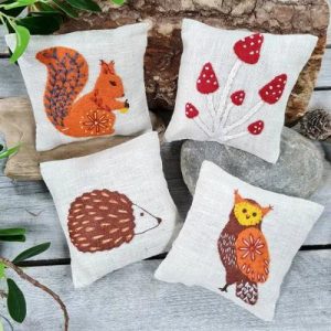Corinne Lapierre Linen lavender bag Embroidery kit - Woodland LNWOD4L